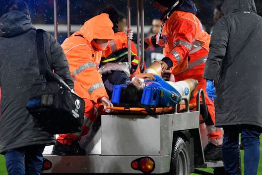 Medics evacuate Napoli's Mexican forward Hirving Lozano following an injury during the UEFA Europa League Group C football match between Napoli and Leicester on December 9, 2021 at the Diego-Maradona stadium in Naples. (Photo by Alberto PIZZOLI / AFP) (Photo by ALBERTO PIZZOLI/AFP via Getty Images) FLASH – Nuovo stop nel Napoli: Lozano fuori in barella, cos’è successo con il Leicester- immagine 2