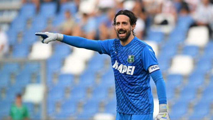 REGGIO NELL'EMILIA, ITALY - SEPTEMBER 01: Andrea Consigli of US Sassuolo reacts during the Serie A TIM match between US Sassuolo and Hellas Verona FC at Mapei Stadium - Citta' del Tricolore on September 01, 2023 in Reggio nell'Emilia, Italy. (Photo by Alessandro Sabattini/Getty Images) Dionisi: “Infortunio per Consigli: le sue condizioni! Castillejo lo vedo così, Berardi, Erlic, Defrel…” - immagine 1