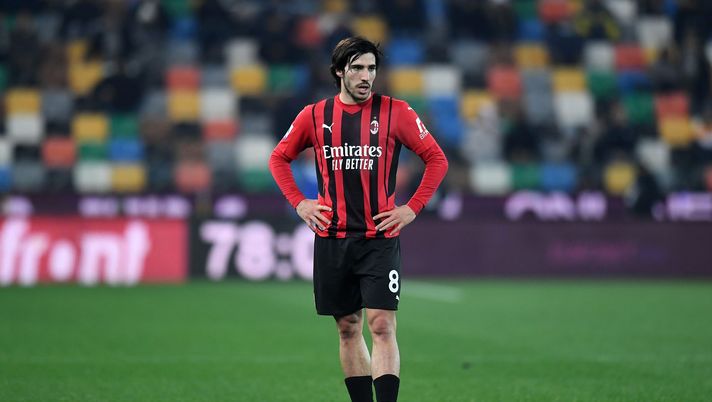 UDINE, ITALY - DECEMBER 11: Sandro Tonali of AC Milan looks on during the Serie A match between Udinese Calcio and AC Milan at Dacia Arena on December 11, 2021 in Udine, Italy. (Photo by Alessandro Sabattini/Getty Images) Sandro Tonali Milan
