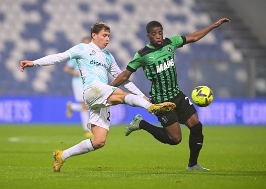 SASSUOLO, ITALY - DECEMBER 29: Nicolo Barella of FC Internazionale competes for the ball with Hamed Traore of Sassuolo during the friendly match between Sassuolo and FC Internazionale at Mapei Stadium Citta del Tricolore on December 29, 2022 in Sassuolo, Italy. (Photo by Mattia Ozbot - Inter/Inter via Getty Images) Sette partite, tre competizioni e una finale: il gennaio dell’Inter. Ecco il calendario- immagine 2