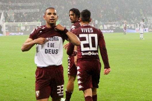 La gioa di Bruno Peres dopo l'eurogol nel derby La gioa di Bruno Peres dopo l'eurogol nel derby