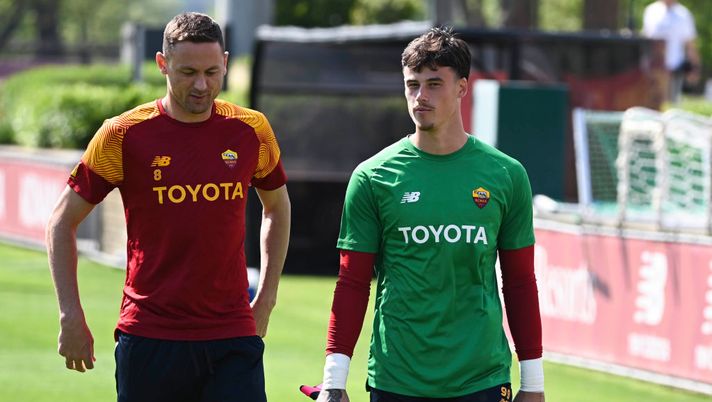 Matic non dimentica la Roma. Tifa Svilar da casa durante i rigori: “Andiamo Mile” - immagine 1