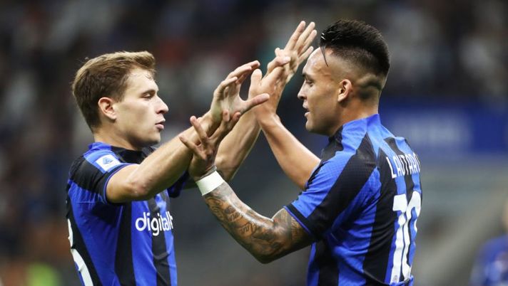 MILAN, ITALY - AUGUST 30: Lautaro Martinez of FC Internazionale celebrates with teammate Henrikh Mkhitaryan after scoring their team's third goal during the Serie A match between FC Internazionale and US Cremonese at Stadio Giuseppe Meazza on August 30, 2022 in Milan, Italy. (Photo by Marco Luzzani/Getty Images) Ecco il kit per la 7a giornata: dalla preview fino ai difensori da schierare - immagine 1