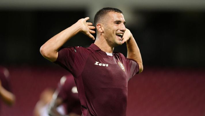 SALERNO, ITALY - AUGUST 14: Federico Bonazzoli of US Salernitana celebrates after scoring the 1-0 goal during the Coppa Italia match between US Salernitana and Reggina Calcio at Stadio Arechi on August 14, 2021 in Salerno, Italy. (Photo by Francesco Pecoraro/Getty Images) Salernitana, formazione delineata per la Juve: Verdi in pole, la scelta su Ribery e Bonazzoli - immagine 1