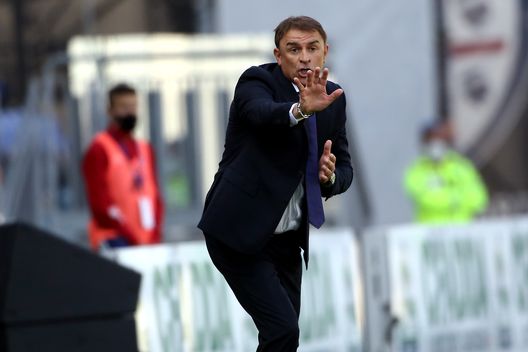 CAGLIARI, ITALY - APRIL 03: Leonardo Semplici coach of Cagliari reacts during the Serie A match between Cagliari Calcio and Hellas Verona FC at Sardegna Arena on April 03, 2021 in Cagliari, Italy. (Photo by Enrico Locci/Getty Images) CAGLIARI, ITALY - APRIL 03: Leonardo Semplici coach of Cagliari reacts during the Serie A match between Cagliari Calcio and Hellas Verona FC at Sardegna Arena on April 03, 2021 in Cagliari, Italy. (Photo by Enrico Locci/Getty Images)