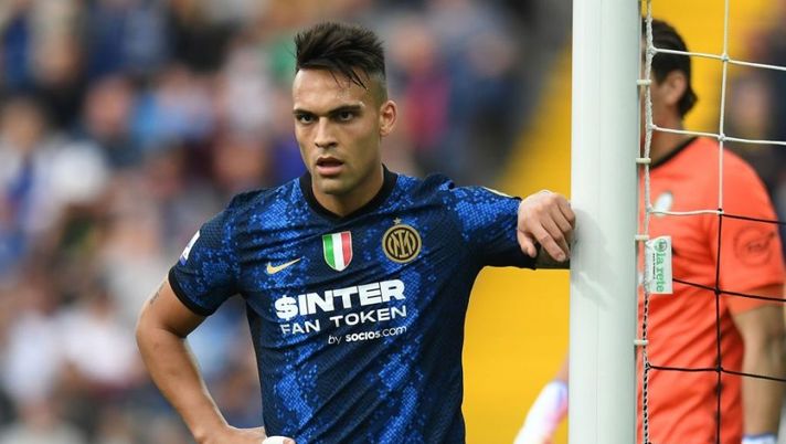 UDINE, ITALY - MAY 01: Lautaro Martinez of FC Internazionale looks on during the Serie A match between Udinese Calcio and FC Internazionale at Dacia Arena on May 01, 2022 in Udine, Italy. (Photo by Alessandro Sabattini/Getty Images) Inter, Gazzetta: “Barella e il labiale con Lautaro Martinez: ecco cosa gli ha detto” - immagine 1