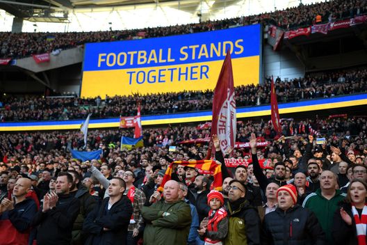 LONDON, ENGLAND - FEBRUARY 27: Liverpool fans hold banners in support of Ukraine to indicate peace and sympathy with Ukraine prior to the Carabao Cup Final match between Chelsea and Liverpool at Wembley Stadium on February 27, 2022 in London, England. (Photo by Shaun Botterill/Getty Images) Real protagonista in campo, Bernabeu sugli spalti: striscione pro – Ucraina- immagine 2