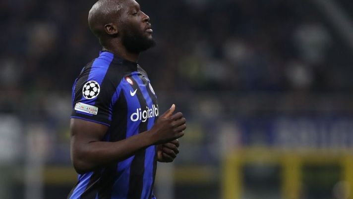 MILAN, ITALY - OCTOBER 26: Romelu Lukaku of FC Internazionale looks on during the UEFA Champions League group C match between FC Internazionale and Viktoria Plzen at San Siro Stadium on October 26, 2022 in Milan, Italy. (Photo by Marco Luzzani/Getty Images) Inter, Lukaku non dovrebbe partire per l’amichevole col Betis: aumenta i carichi - immagine 1