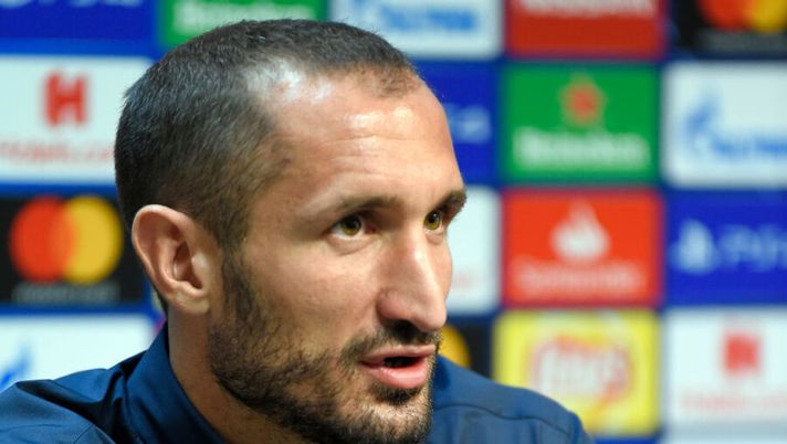 Juventus' Italian defender Giorgio Chiellini holds a press conference at the Mestalla stadium in Valencia on September 18, 2018 on the eve of the UEFA Champions League football match between Valencia CF and Juventus. (Photo by JOSE JORDAN / AFP) (Photo credit should read JOSE JORDAN/AFP/Getty Images) Chiellini: “De Ligt è già al livello mio e di Bonucci. Dybala out? È fondamentale, ma noi…” - immagine 1