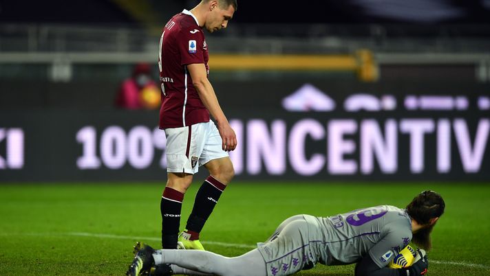 TURIN, ITALY - JANUARY 29: Andrea Belotti of Torino looks on as Bartlomiej Dragowski of Fiorentina makes a save during the Serie A match between Torino FC and ACF Fiorentina at Stadio Olimpico di Torino on January 29, 2021 in Turin, Italy. (Photo by Valerio Pennicino/Getty Images) 