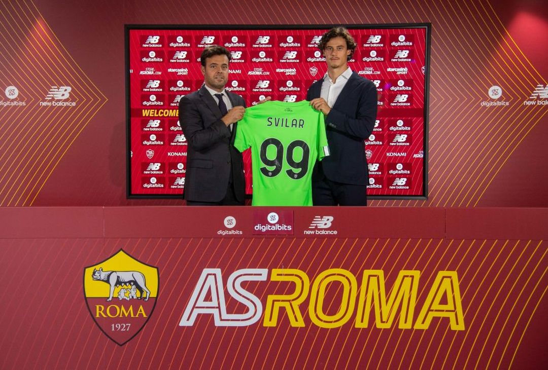 Ecco Svilar: gli scatti tra arrivo, firma e nuova maglia a Trigoria – FOTO GALLERY - immagine 11