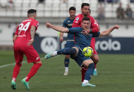 MONZA, ITALY - APRIL 23: Luka Jovic of ACF Fiorentina is challenged by Armando Izzo of AC Monza during the Serie A match between AC Monza and ACF Fiorentina at Stadio Brianteo on April 23, 2023 in Monza, Italy. (Photo by Emilio Andreoli/Getty Images) CorFio: “La Fiorentina alza bandiera bianca. Rimangono solo le coppe”- immagine 2