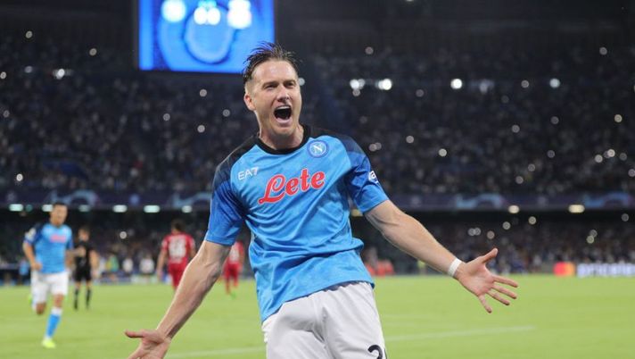 NAPLES, ITALY - SEPTEMBER 07: Piotr Zielinski of SSC Napoli celebrates after scoring their team's fourth goal during the UEFA Champions League group A match between SSC Napoli and Liverpool FC at Stadio Diego Armando Maradona on September 07, 2022 in Naples, Italy. (Photo by Francesco Pecoraro/Getty Images) Zielinski: “Osimhen il nostro Haaland, è fortissimo e sta facendo la differenza” - immagine 1
