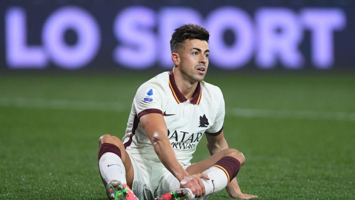 BENEVENTO, ITALY - FEBRUARY 21: Stephan El Shaarawy of A.S Roma reacts during the Serie A match between Benevento Calcio and AS Roma at Stadio Ciro Vigorito on February 21, 2021 in Benevento, Italy. Sporting stadiums around Italy remain under strict restrictions due to the Coronavirus Pandemic as Government social distancing laws prohibit fans inside venues resulting in games being played behind closed doors. (Photo by Francesco Pecoraro/Getty Images) Roma, la Gazzetta: “El Shaarawy e Pedro titolari, scelta fatta. Tocca a Dzeko davanti” - immagine 1