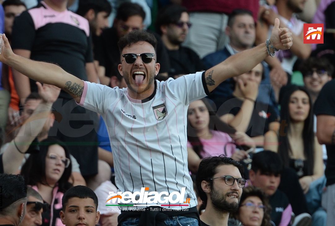 Fototifo, i tifosi allo stadio per Palermo-Feralpisaló 1-0 (gallery) - immagine 136
