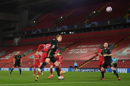 LIVERPOOL, ENGLAND - DECEMBER 01: Perr Schuurs of Ajax wins a header over Curtis Jones of Liverpool during the UEFA Champions League Group D stage match between Liverpool FC and Ajax Amsterdam at Anfield on December 01, 2020 in Liverpool, England. Sporting stadiums around the UK remain under strict restrictions due to the Coronavirus Pandemic as Government social distancing laws prohibit fans inside venues resulting in games being played behind closed doors. (Photo by Michael Regan/Getty Images) Perr Schuurs, il mediano difensivo con quella dote che piace tanto a Italiano- immagine 2