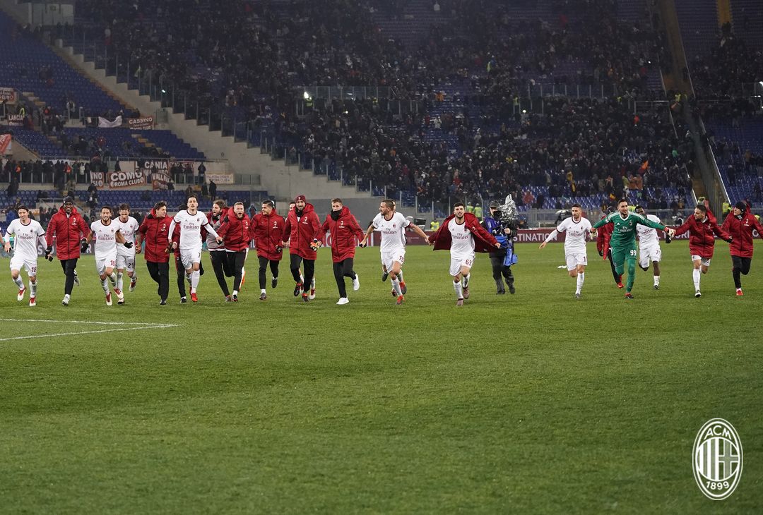  I giocatori del Milan vanno sotto i propri tifosi dopo la vittoria sulla Roma (credits: acmilan.com) 