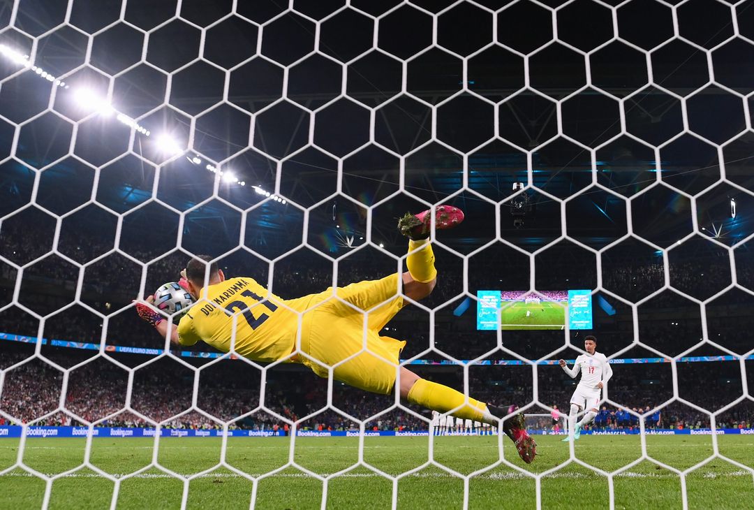  LONDON, ENGLAND - JULY 11: Jadon Sancho of England has their team's fourth penalty saved by Gianluigi Donnarumma of Italy in a penalty shoot out during the UEFA Euro 2020 Championship Final between Italy and England at Wembley Stadium on July 11, 2021 in London, England. (Photo by Laurence Griffiths/Getty Images) 