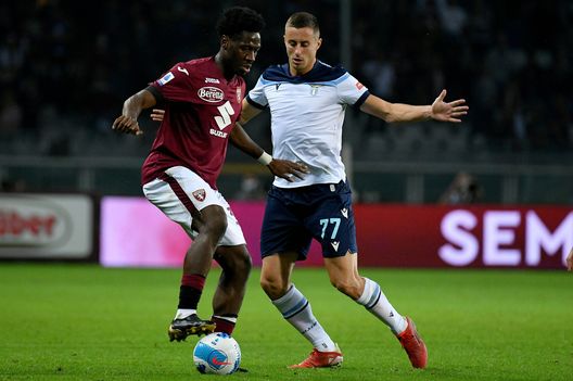 TURIN, ITALY - SEPTEMBER 23: Adam Marusic of SS Lazio compete for the ball with Ola Aina of Torino FC during the Serie A match between Torino FC v SS Lazio at Stadio Olimpico di Torino on September 23, 2021 in Turin, Italy. (Photo by Marco Rosi - SS Lazio/Getty Images) Lazio-Torino: tra passato e presente, i granata cercano un colpo in trasferta- immagine 2