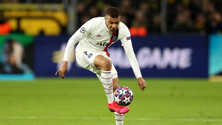 DORTMUND, GERMANY - FEBRUARY 18: Kylian Mbappe of Paris Saint-Germain runs with the ball during the UEFA Champions League round of 16 first leg match between Borussia Dortmund and Paris Saint-Germain at Signal Iduna Park on February 18, 2020 in Dortmund, Germany. (Photo by Lars Baron/Bongarts/Getty Images) DORTMUND, GERMANY - FEBRUARY 18: Kylian Mbappe of Paris Saint-Germain runs with the ball during the UEFA Champions League round of 16 first leg match between Borussia Dortmund and Paris Saint-Germain at Signal Iduna Park on February 18, 2020 in Dortmund, Germany. (Photo by Lars Baron/Bongarts/Getty Images)