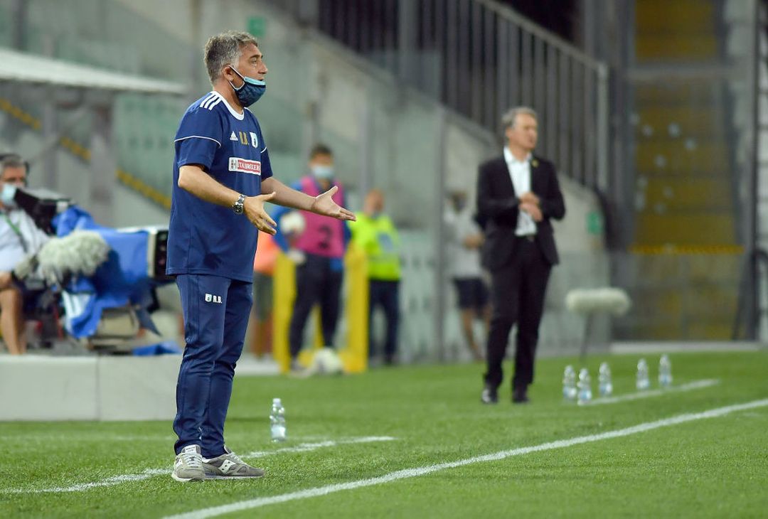  TRIESTE, ITALY - JUNE 29:  Head coach of  Virtus Entella Roberto Boscaglia gives his team instructions during the serie B match between Pordenone Calcio and Virtus Entella at Dacia Arena on June 29, 2020 in Udine, Italy. (Photo by Getty Images/Getty Images for Lega Serie B ) 