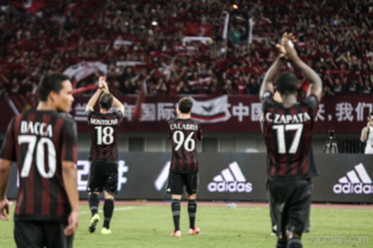 Il Milan applaude i propri tifosi nella tournèe in Cina, (fonte foto acmilan.com) Il Milan applaude i propri tifosi nella tournèe in Cina, (fonte foto acmilan.com)
