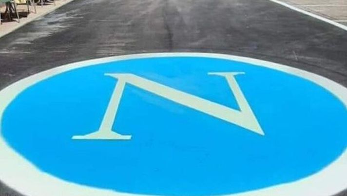 Un grande logo accoglie i tifosi del Napoli nel ritiro di Dimaro-Folgarida - immagine 1