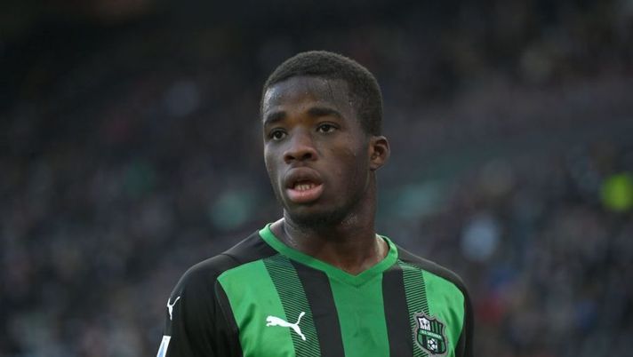 UDINE, ITALY - NOVEMBER 07: Hamed Traore of US Sassuolo looks on during the Serie A match between Udinese Calcio v US Sassuolo at Dacia Arena on November 07, 2021 in Udine, Italy. (Photo by Alessandro Sabattini/Getty Images) Carnevali: “Traoré è sbocciato: lo vuole il Napoli ma c’è anche un altro scenario” - immagine 1