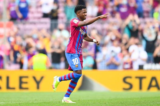 BARCELONA, SPAIN - SEPTEMBER 26: Ansu Fati of FC Barcelona celebrates after scoring his team's third goal during the LaLiga Santander match between FC Barcelona and Levante UD at Camp Nou on September 26, 2021 in Barcelona, Spain. (Photo by David Ramos/Getty Images) Ansu: “Interesso al PSG? Io preferisco il Barça, mi piacerebbe restare qui per tutta la carriera” - immagine 1