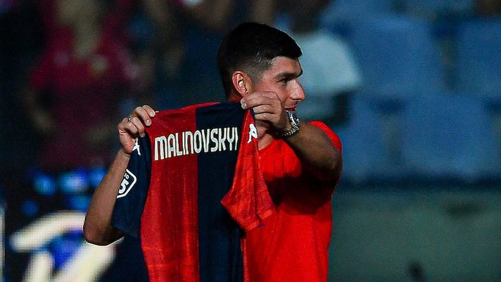 GENOA, ITALY - AUGUST 19: Ruslan Malinovskyi of Genoa shows his new shirt prior to kick-off in the Serie A TIM match between Genoa CFC and ACF Fiorentina at Stadio Luigi Ferraris on August 19, 2023 in Genoa, Italy. (Photo by Getty Images/Getty Images) Malinovskyi: “In allenamento solo una botta. Maehle contro Gasp? Duro, io rispondo così” - immagine 1
