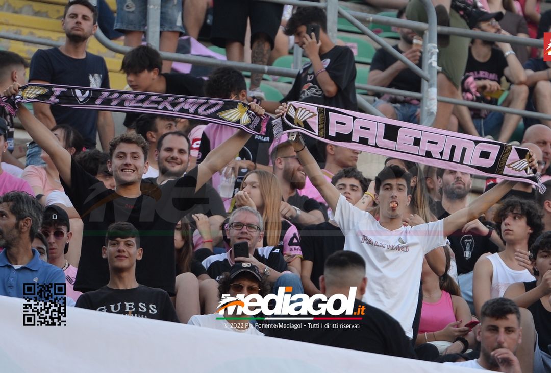 Fototifo, facce da Serie B. I tifosi allo stadio per Palermo-Padova 1-0 - immagine 31