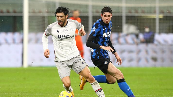 MILAN, ITALY - DECEMBER 05: Roberto Soriano of Bologna F.C. 1909 and Alessandro Bastoni of Inter Milan battle for the ball during the Serie A match between FC Internazionale and Bologna FC at Stadio Giuseppe Meazza on December 05, 2020 in Milan, Italy. Football Stadiums around Italy remain empty due to the Coronavirus Pandemic as Government social distancing laws prohibit fans inside venues resulting in fixtures being played behind closed doors. (Photo by Marco Luzzani/Getty Images) MILAN, ITALY - DECEMBER 05: Roberto Soriano of Bologna F.C. 1909 and Alessandro Bastoni of Inter Milan battle for the ball during the Serie A match between FC Internazionale and Bologna FC at Stadio Giuseppe Meazza on December 05, 2020 in Milan, Italy. Football Stadiums around Italy remain empty due to the Coronavirus Pandemic as Government social distancing laws prohibit fans inside venues resulting in fixtures being played behind closed doors. (Photo by Marco Luzzani/Getty Images)