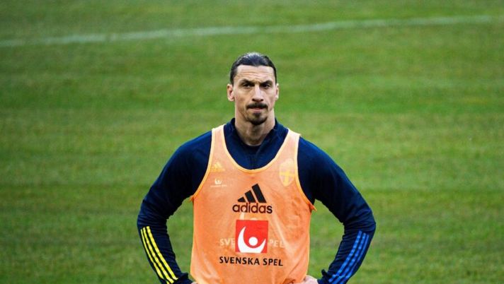 Sweden's forward Zlatan Ibrahimovic attends a training session of Sweden's national football team in Stockholm on March 23, 2021, prior to the World Cup qualifier of Sweden vs Georgia to be played on March 25, 2021. - Zlatan Ibrahimovic returned to Sweden's squad after an almost five-year hiatus. (Photo by Jonathan NACKSTRAND / AFP) (Photo by JONATHAN NACKSTRAND/AFP via Getty Images) Ibrahimovic firma il rinnovo: la vera cifra dello stipendio, così il guadagno di Zlatan - immagine 1