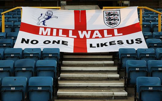 LONDON, ENGLAND - MAY 18: A Millwall supporters flag is draped over some seats during the League One Playoff Semi Final 2nd Leg between Millwall and Huddersfield Town at The New Den on May 18, 2010 in London, England. (Photo by Bryn Lennon/Getty Images) Olise (Crystal Palace) colpito da una bottiglietta dai tifosi del Millwall, li invita… a tirarne un’altra - immagine 1