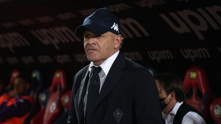 CROTONE, ITALY - MAY 22: Head coach of Fiorentina Giuseppe Iachini looks on during the Serie A match between FC Crotone at Stadio Comunale Ezio Scida on May 22, 2021 in Crotone, Italy. Sporting stadiums around Italy remain under strict restrictions due to the Coronavirus Pandemic as Government social distancing laws prohibit fans inside venues resulting in games being played behind closed doors (Photo by Maurizio Lagana/Getty Images) CROTONE, ITALY - MAY 22: Head coach of Fiorentina Giuseppe Iachini looks on during the Serie A match between FC Crotone at Stadio Comunale Ezio Scida on May 22, 2021 in Crotone, Italy. Sporting stadiums around Italy remain under strict restrictions due to the Coronavirus Pandemic as Government social distancing laws prohibit fans inside venues resulting in games being played behind closed doors (Photo by Maurizio Lagana/Getty Images)