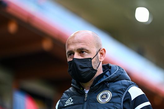 GENOA, ITALY - APRIL 24: Vincenzo Italiano head coach of Spezia looks on before the Serie A match between Genoa CFC and Spezia Calcio at Stadio Luigi Ferraris on April 24, 2021 in Genoa, Italy. (Photo by Getty Images) GENOA, ITALY - APRIL 24: Vincenzo Italiano head coach of Spezia looks on before the Serie A match between Genoa CFC and Spezia Calcio at Stadio Luigi Ferraris on April 24, 2021 in Genoa, Italy. (Photo by Getty Images)