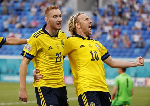 SAINT PETERSBURG, RUSSIA - JUNE 23: Emil Forsberg celebrates with teammate Dejan Kulusevski after scoring their side's second goal during the UEFA Euro 2020 Championship Group E match between Sweden and Poland at Saint Petersburg Stadium on June 23, 2021 in Saint Petersburg, Russia. (Photo by Maxim Shemetov - Pool/Getty Images) SAINT PETERSBURG, RUSSIA - JUNE 23: Emil Forsberg celebrates with teammate Dejan Kulusevski after scoring their side's second goal during the UEFA Euro 2020 Championship Group E match between Sweden and Poland at Saint Petersburg Stadium on June 23, 2021 in Saint Petersburg, Russia. (Photo by Maxim Shemetov - Pool/Getty Images)