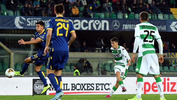 VERONA, ITALY - OCTOBER 25: Filip Djuricic of US Sassuolo  scores the opening goal during the Serie A match between Hellas Verona and US Sassuolo at Stadio Marcantonio Bentegodi on October 25, 2019 in Verona, Italy.  (Photo by Alessandro Sabattini/Getty Images) 