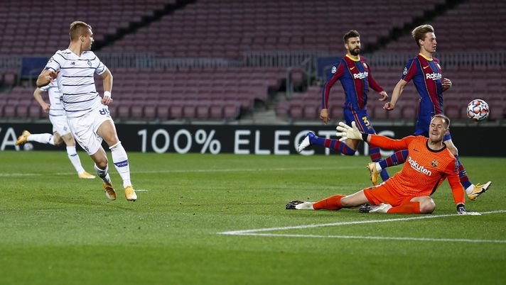 BARCELONA, SPAIN - NOVEMBER 04: Marc Andre Ter Stegen of FC Barcelona refuses the shot of Vladyslav Supryaga of FC Dinamo de Kiev during the UEFA Champions League Group G stage match between FC Barcelona and Dynamo Kyiv at Camp Nou on November 04, 2020 in Barcelona, Spain. (Photo by Eric Alonso/Getty Images) BARCELONA, SPAIN - NOVEMBER 04: Marc Andre Ter Stegen of FC Barcelona refuses the shot of Vladyslav Supryaga of FC Dinamo de Kiev during the UEFA Champions League Group G stage match between FC Barcelona and Dynamo Kyiv at Camp Nou on November 04, 2020 in Barcelona, Spain. (Photo by Eric Alonso/Getty Images)