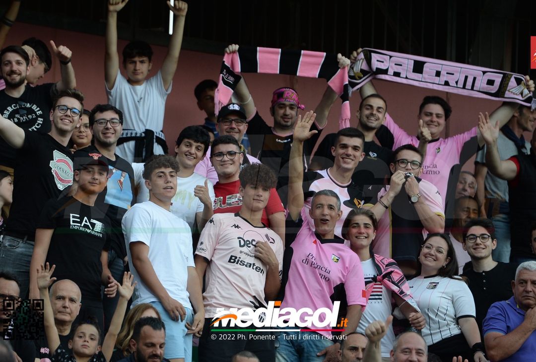Fototifo, i tifosi allo stadio per Palermo-Feralpisaló 1-0 (gallery) - immagine 142