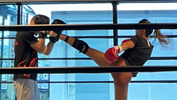 VIDEO / Elisabetta Canalis, che carica! L’ex velina si allena sul ring: fisico super