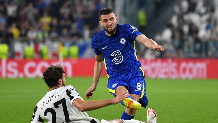 TURIN, ITALY - SEPTEMBER 29: Mateo Kovacic of Chelsea is challenged by Manuel Locatelli of Juventus during the UEFA Champions League group H match between Juventus and Chelsea FC at the Juventus Stadium on September 29, 2021 in Turin, Italy. (Photo by Valerio Pennicino/Getty Images) 