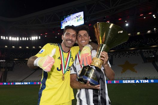 TURIN, ITALY - AUGUST 01: Gianluigi Buffon and Cristiano Ronaldo of Juventus celebrate winning the Italian championship 'scudetto' 2019-2020 (ninth title in a row) with the trophy after the Serie A match between Juventus and AS Roma at Allianz Stadium on August 01, 2020 in Turin, Italy. (Photo by Daniele Badolato - Juventus FC/Juventus FC via Getty Images)