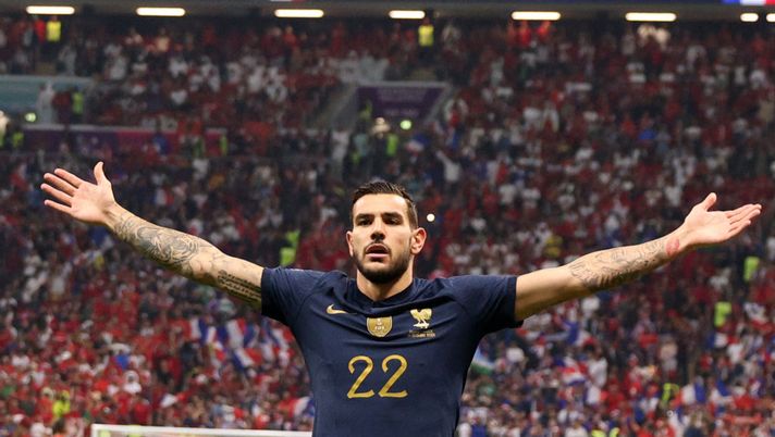 France's defender #22 Theo Hernandez celebrates scoring his team's first goal during the Qatar 2022 World Cup semi-final football match between France and Morocco at the Al-Bayt Stadium in Al Khor, north of Doha on December 14, 2022. (Photo by Adrian DENNIS / AFP) (Photo by ADRIAN DENNIS/AFP via Getty Images) Theo: “Messi non ci fa paura, io sono un po’ stanco ma saremo pronti” - immagine 1