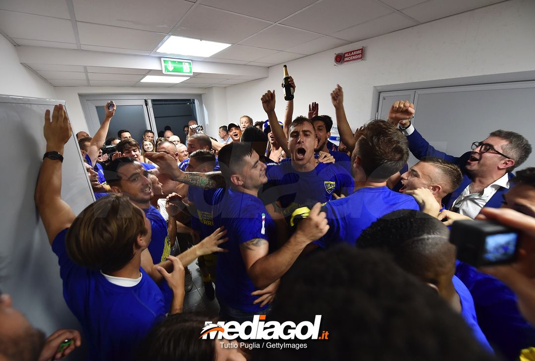  FROSINONE, ITALY - JUNE 16:  Players of Frosinone celebrate after winning the serie B playoff match final between Frosinone Calcio v US Citta di Palermo at Stadio Benito Stirpe on June 16, 2018 in Frosinone, Italy.  (Photo by Tullio M. Puglia/Getty Images) 