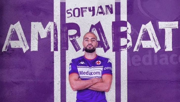 FOTO – Amrabat posa con la maglia viola. Si “riavvicina” alla Fiorentina? 