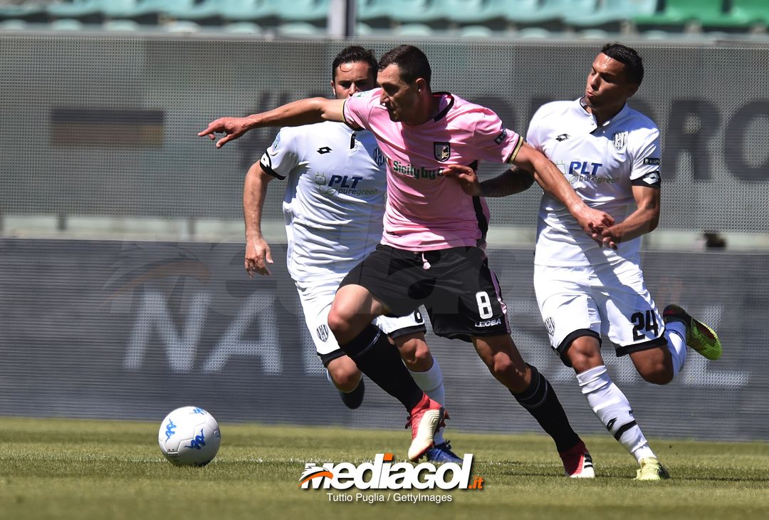  PALERMO, ITALY - MAY 12: Mato Jajalo (C) of Palermo is challenged by Andrea Schiavone (L) and Alessio Vita of Cesena  during the serie A match between US Citta di Palermo and AC Cesena at Stadio Renzo Barbera on May 12, 2018 in Palermo, Italy.  (Photo by Tullio M. Puglia/Getty Images) 
