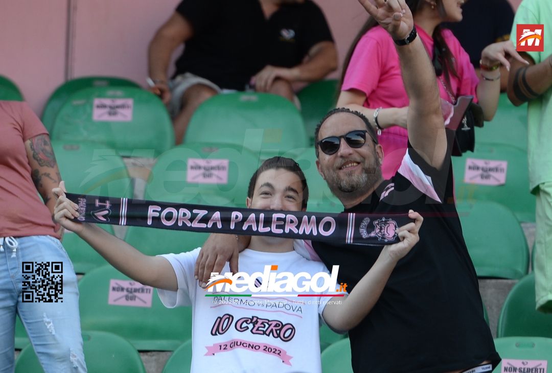 Fototifo, facce da Serie B. I tifosi allo stadio per Palermo-Padova 1-0 - immagine 85