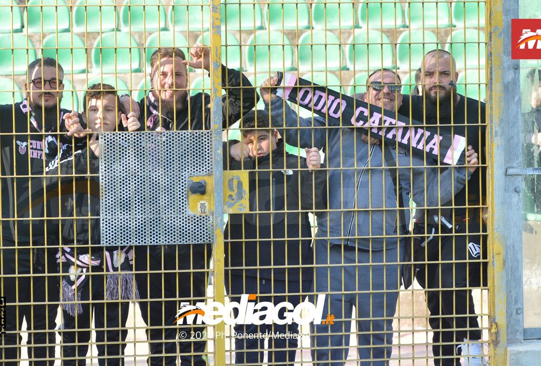FOTOTIFO Palermo-Como 3-0, gli scatti ai tifosi al “Renzo Barbera” (GALLERY) - immagine 97