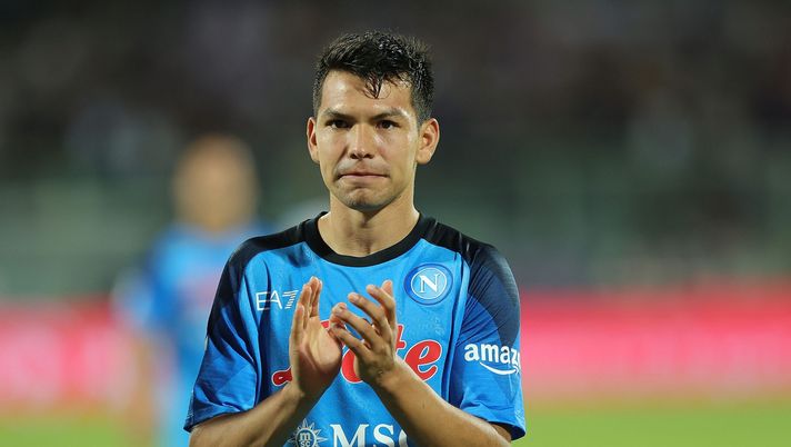 FLORENCE, ITALY - AUGUST 28: Hirving Rodrigo Lozano of SSC Napoli greets the fans after during the Serie A match between ACF Fiorentina and SSC Napoli at Stadio Artemio Franchi on August 28, 2022 in Florence, Italy. (Photo by Gabriele Maltinti/Getty Images)